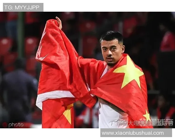 足球明星身披国旗展现爱国情怀激励年轻球员追逐梦想